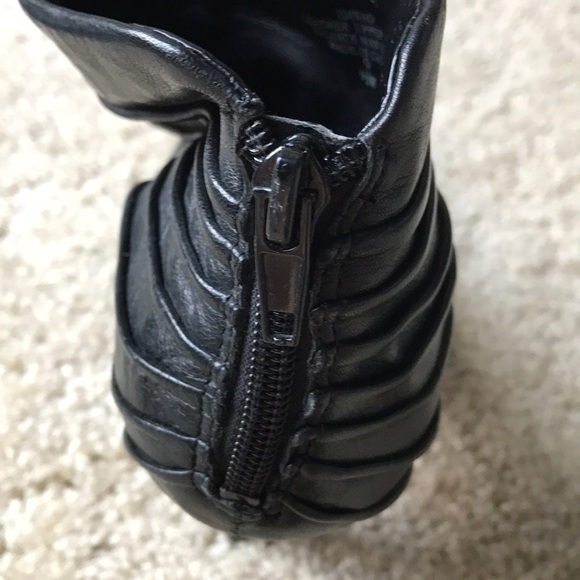 Nine West leather heeled bootie size 9.5 - Picture 8 of 9